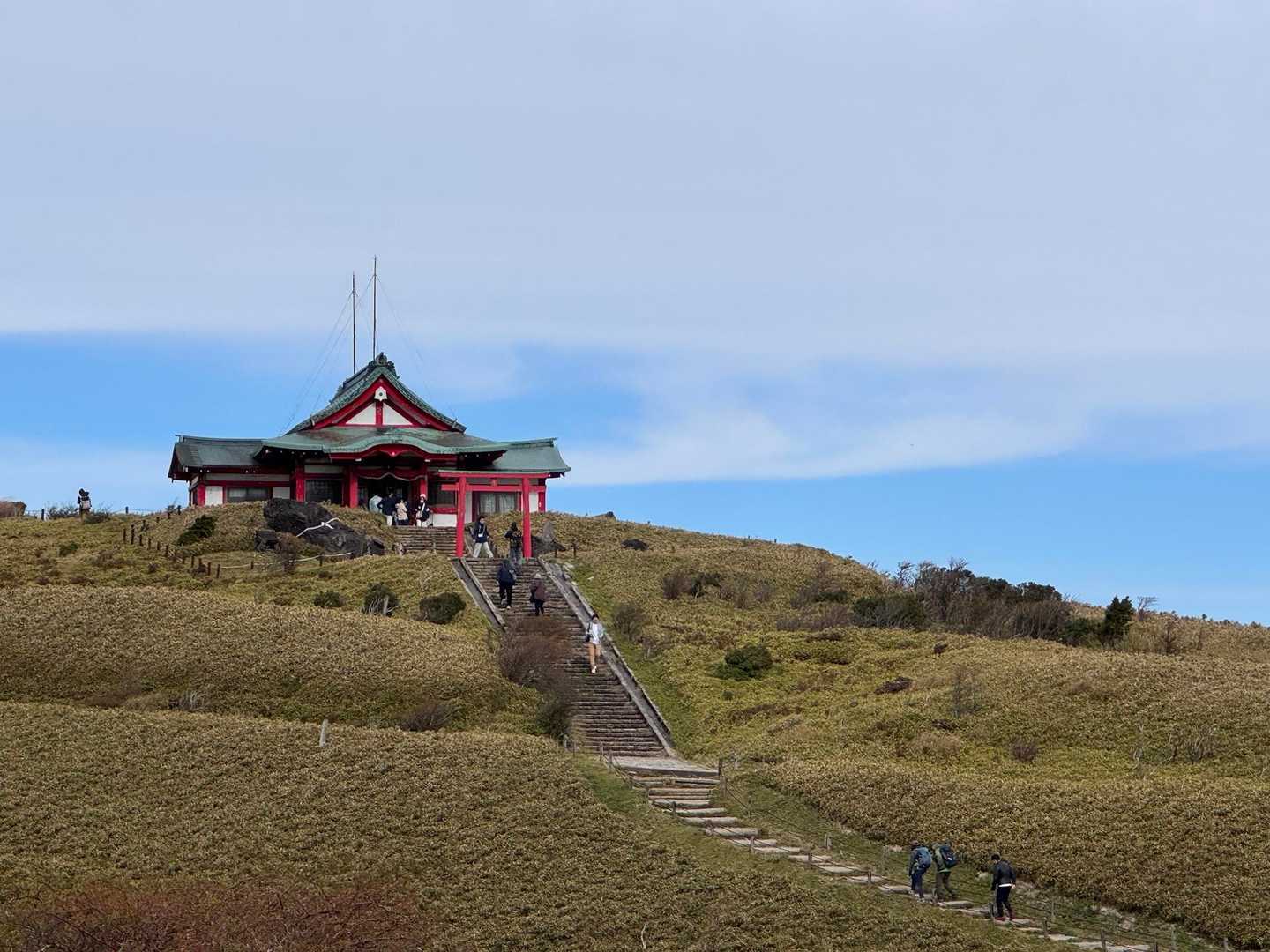 天空に聳え立つような荘厳な雰囲気の本宮⛩️✨