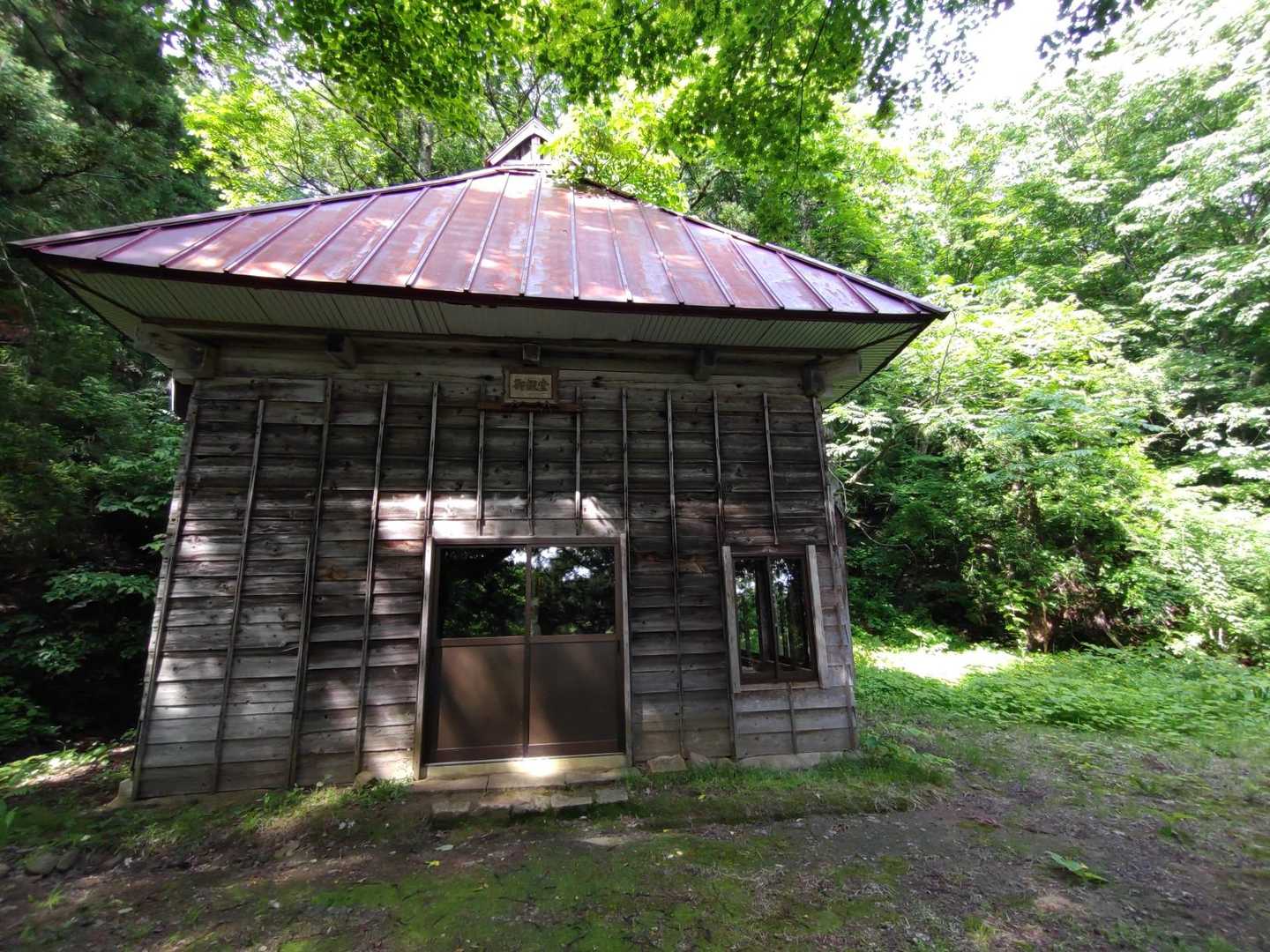 下山後に登山口の神社で下山報告