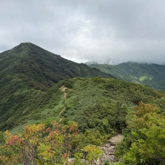 小朝日岳。右の大朝日岳は雲隠れ。