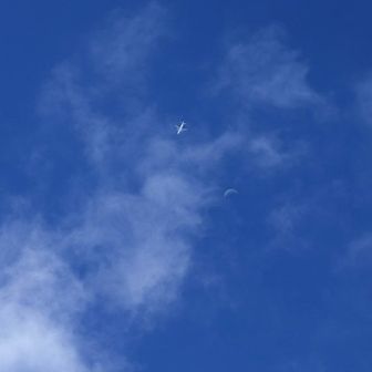 三日月と飛行機
下山開始