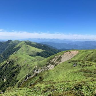 三嶺頂上からの西方向。西熊山、牛の背、遠くに見えるのは石鎚山かな