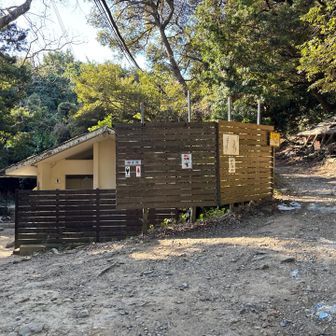 トイレはここを含めて島内に４ヶ所あるそうです