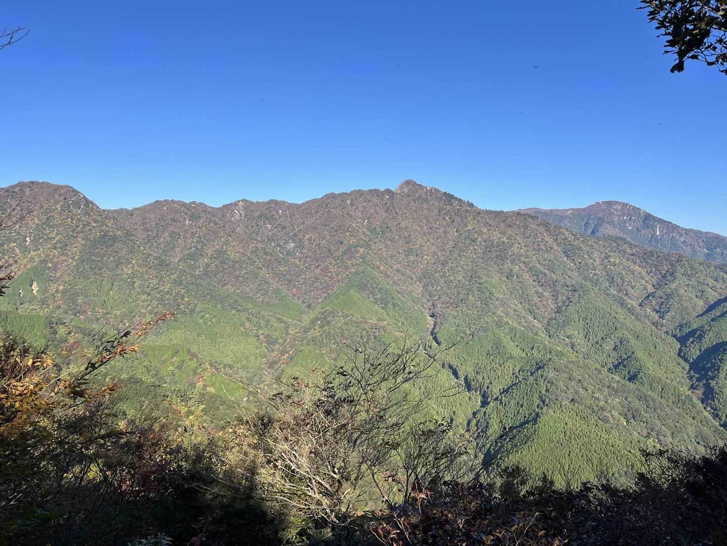 早くもこんな景色❣️
中央にツンとしてるのは鎌ヶ岳
その右に御在所岳
鎌ヶ岳まで周回したい😆