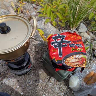ザック降ろしたところに戻ってランチ
人生初の辛ラーメン🍜
高校娘が辛いの好きで家にあった