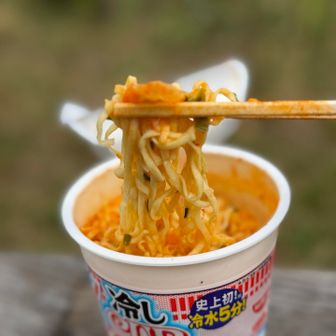 今日の冷やしカップ麺はピリ辛キムチ味。