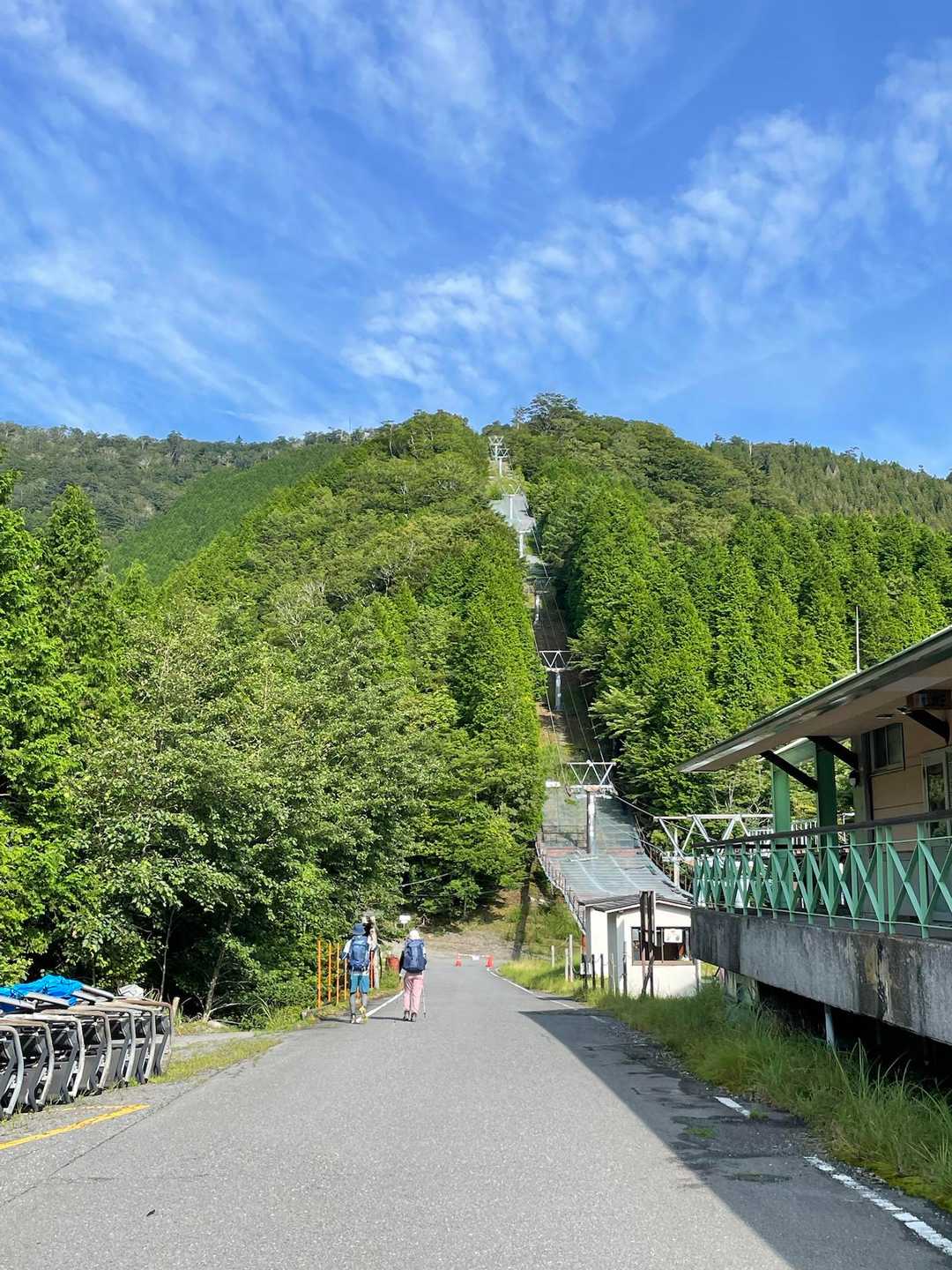 あぁ〜涼しい♫
結構な数の車が止まっています🚙