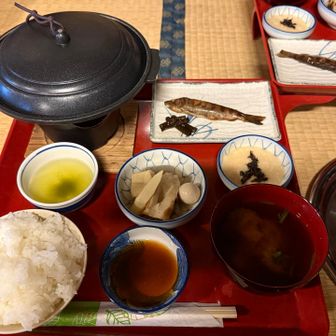 夕食。17:15からでご飯のおかわり自由。