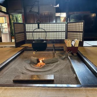 中では建物の事を説明してくださる方がいて、お話を伺いました。夏でも囲炉裏に火をお越し煙で燻すそうです。