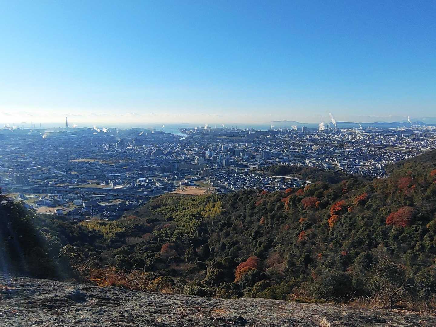 山と街と海が見える景色に最高な気分です