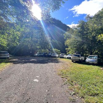 チロロ林道登山口駐車場は7割くらいで空きはありました！下山時は土曜日だったためほぼ満車💧