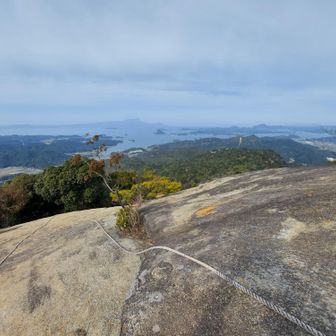 次郎。 途中にこんな大きな岩を登ります 上からの画像です 。素晴らしい天草の絶景に しばし 見とれて、何枚も写真撮りました😊