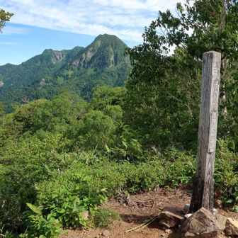 背後の高妻山