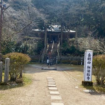 広場にはたくさん人がいるのにお寺さんは閑散。これ如何に？