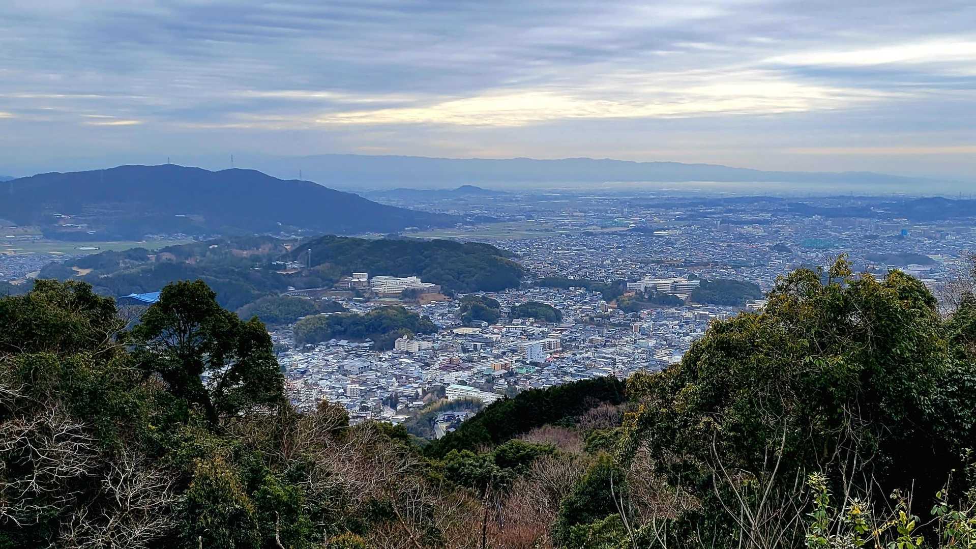 左の青いのが博物館の屋根やな‼️