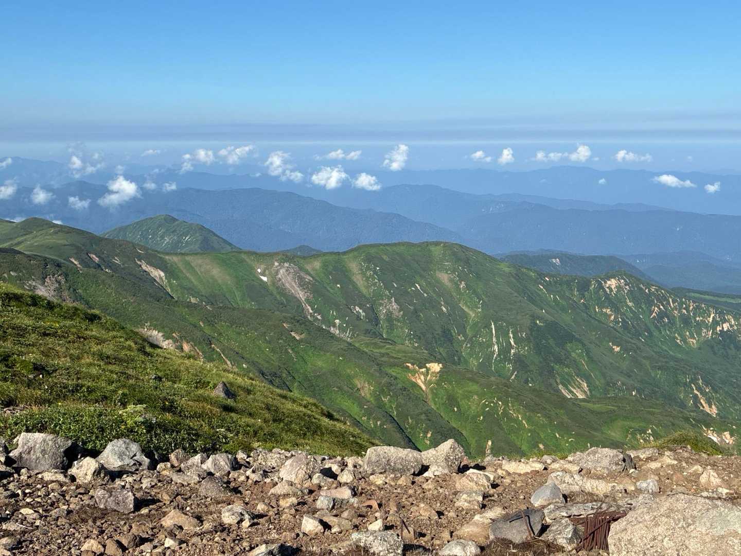 月山八合目往復 | 夏は残雪と花の楽園、秋は黄金に染まる草紅葉、四季折々の魅力の写真