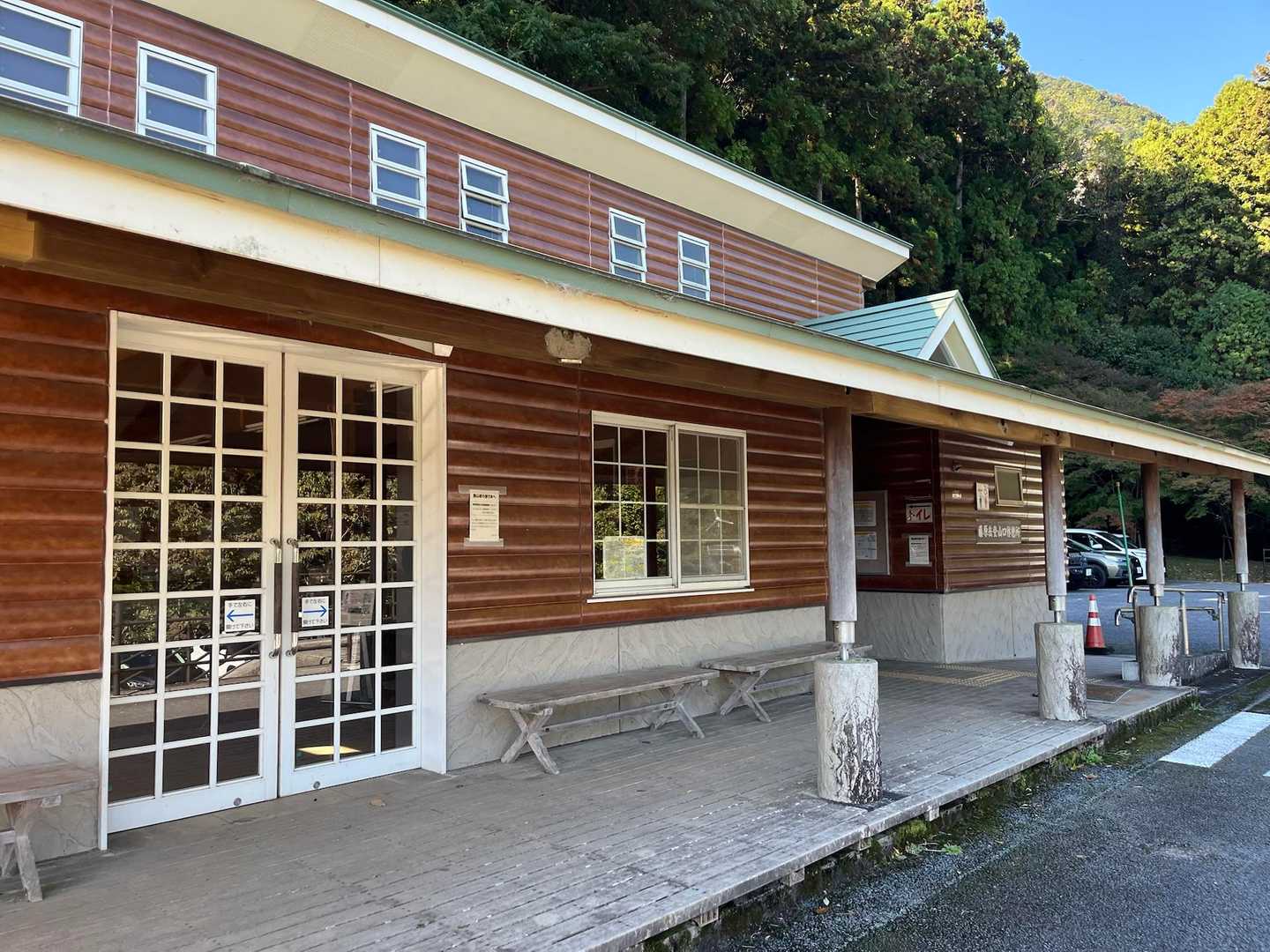 登山者の休憩所
駐車場も併設されてます
満車やけど🈵