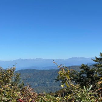 剱岳・立山・薬師岳はもちろん、白馬岳まで見えました。石川県側には白山連峰も見えます。