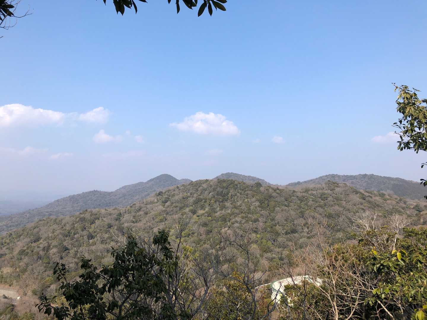霜降山方面です。予報では明日はもっといい天気の登山日和になりそうです。それでは展望岩まで戻ります。