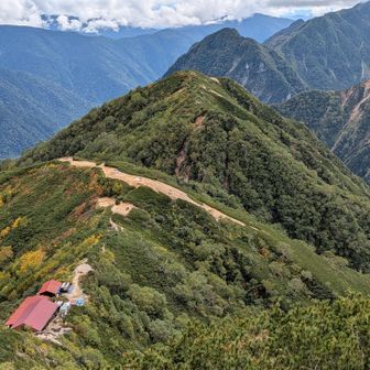 西岳山頂から見た、ヒュッテ西岳とそのテント場、赤沢山。