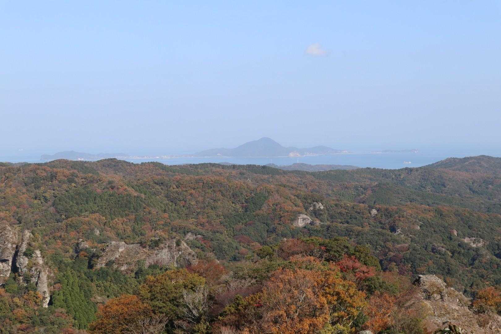 沖合いに姫島。