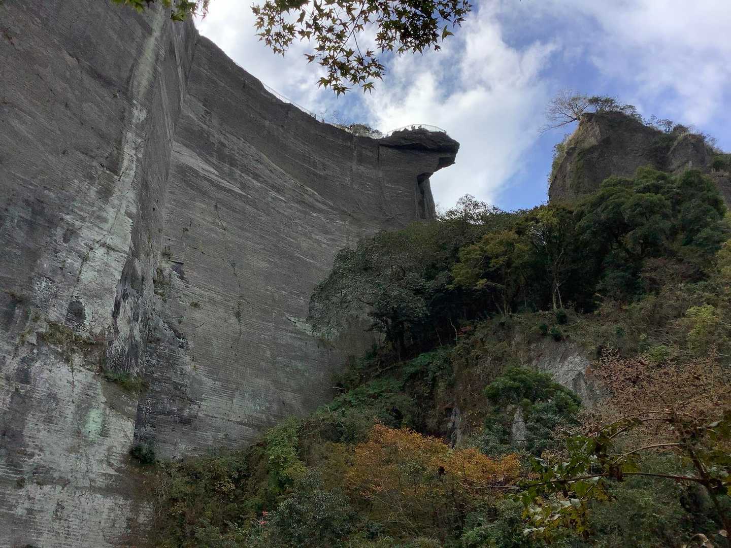 下から見上げた地獄のぞき。ここから見ると根元にヒビが入っているように見えますが、

https://www.sankei.com/article/20221118-MRLJ7YTS6JN7VAMJX5NP2MRS4E/

の新聞記事の拡大写真を見ると、単なる影のようです。ちなみに昨日は鋸山山頂を優先して、地獄のぞき方面には向かいませんでした。