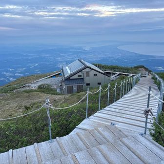 避難小屋に泊まってる人が居ました。