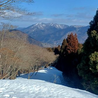 皆子山山頂から眺める比良山地最高峰、武奈ヶ岳✨
一度行ってみたい雪の武奈ヶ岳。下山後に坊村バス停とか市民センターの駐車場もチェックしてきたし、ちゃんと雪が積もったら、今年こそは行ってこようかな♪