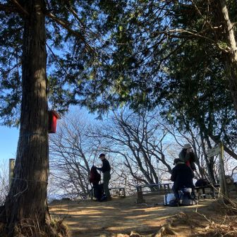 山頂にはベンチが5つ。