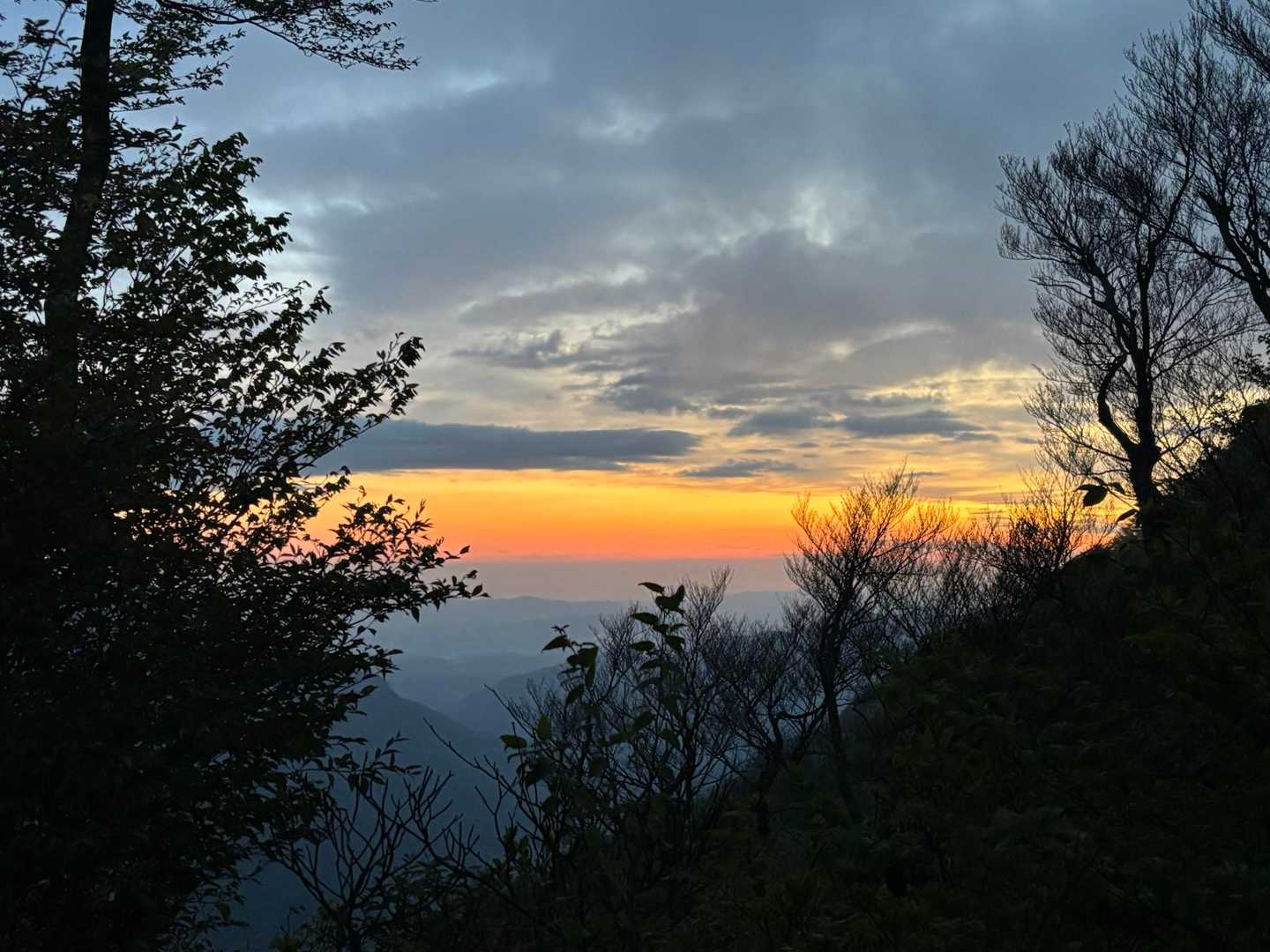 朝焼け。夜中もすごい風音してたけど、そこまでテントはバタバタしなかった。
