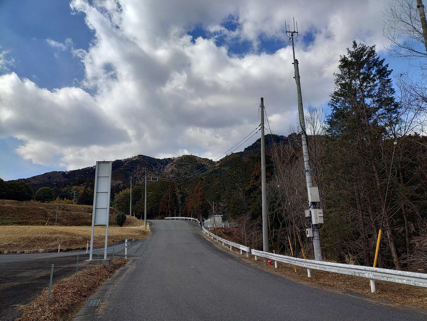振り返る石尊山