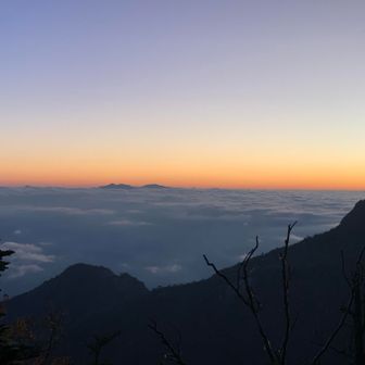 赤薙沢の頭で日ので前の雲海。日の出は右の高嶺の山が陰になり見れない