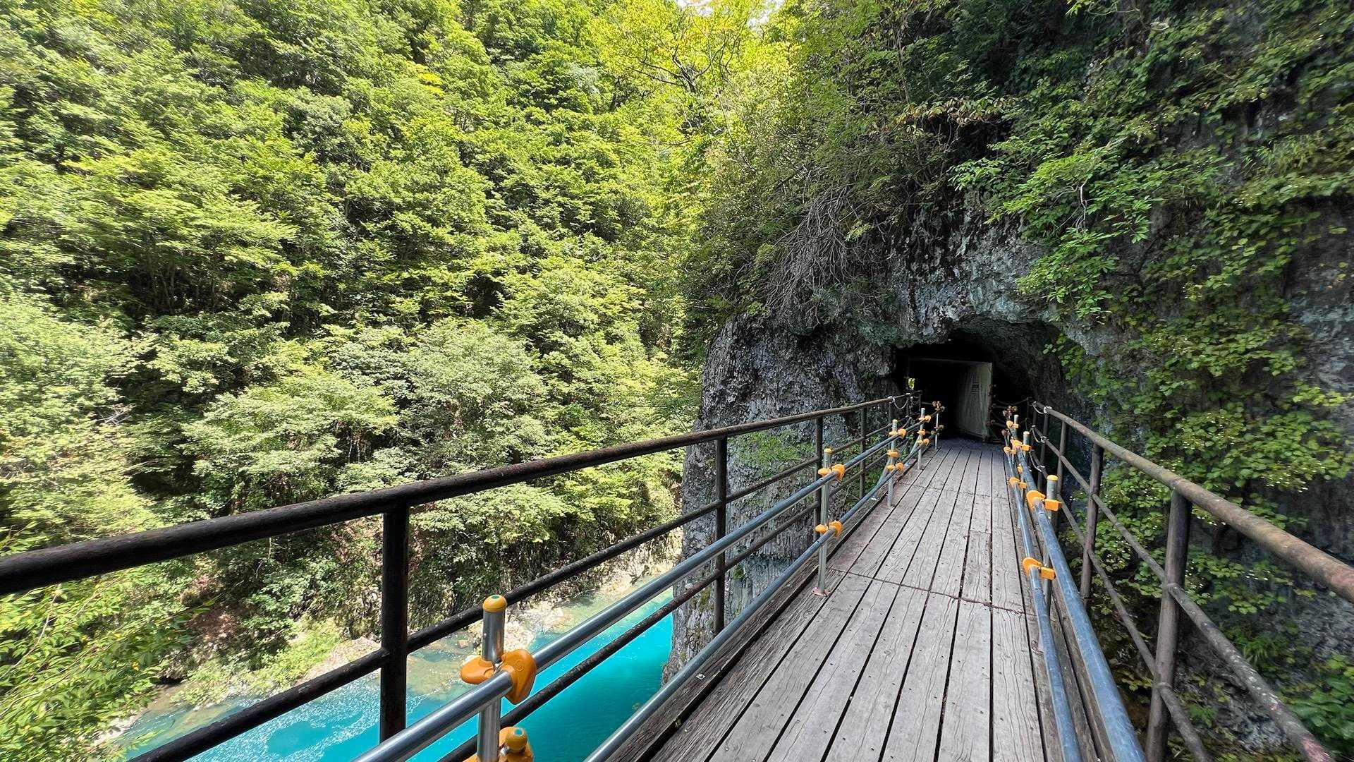 【抱返り渓谷】澄みわたる青さに息を呑む絶景｜秋田・仙北の写真