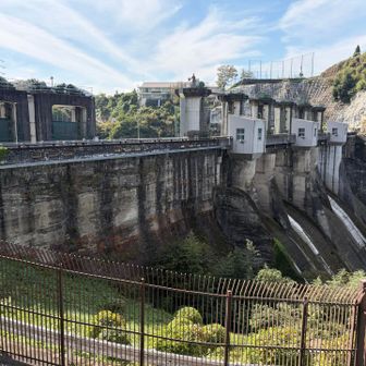 相模ダムです。
嵐山の登山口付近から見ることができました。