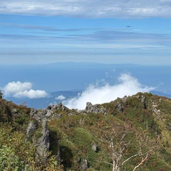 南峰から北峰を望む