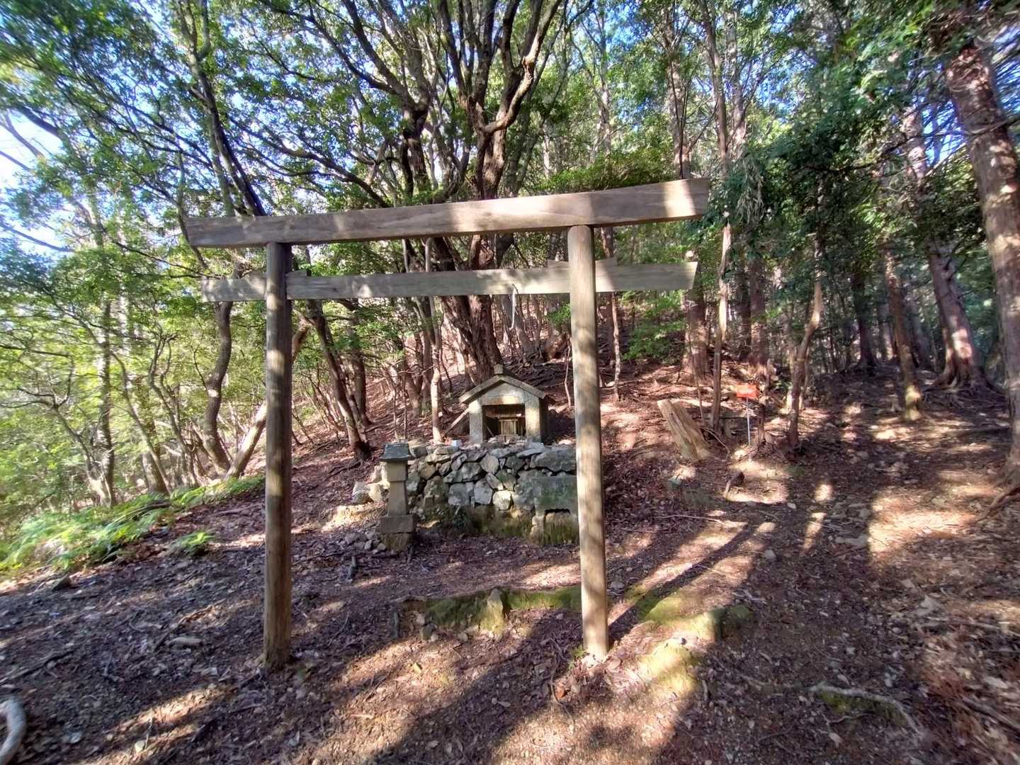 登山道途中にある伯楽神社。