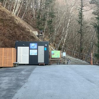 林道終点、オンシーズン昼間にはシャトルバス🚌が