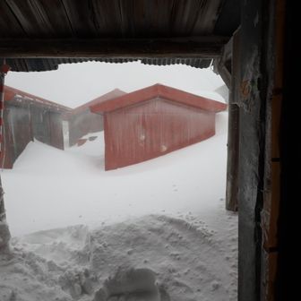 ３日目の朝
入口結構雪で埋まってる。
まだまだ暴風雪
