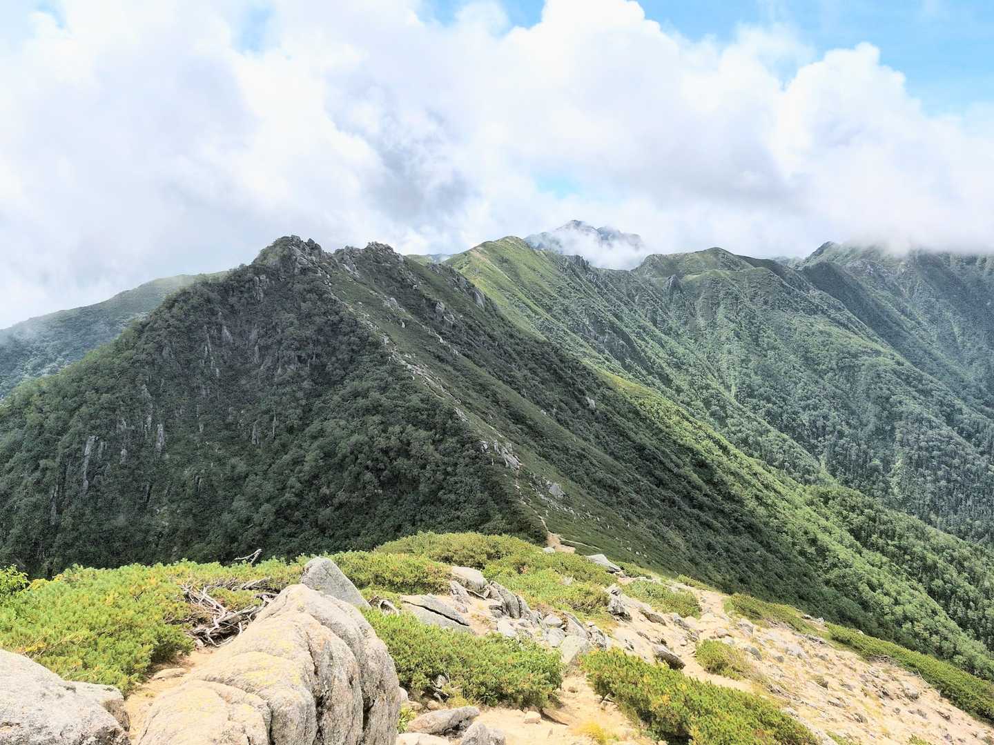 中央奥に空木も見えました🥰
まずは檜尾岳（ひのきおだけ）を目指しますが、厳しそうな道のりです😤