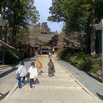 高野山にて。

毎度ながらもう少し早く出発したい。