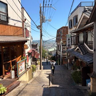 ケーブル宝山寺駅近くには旅館やカフェが。