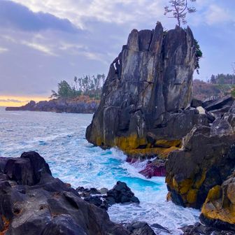 激しく波🌊が打ちつけ🌊る