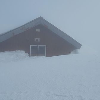下りはシューじゃ無理なので小屋で一服しながらギアチェンジ
何とな～く空明るいなぁと思っていたら急に晴れてきた☀️☀️