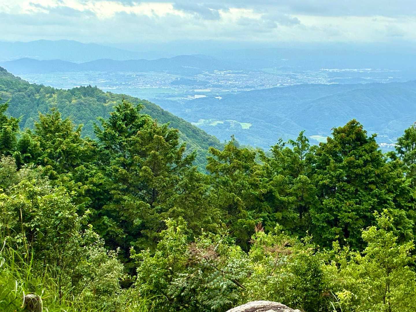 東側　青山高原の方向です。