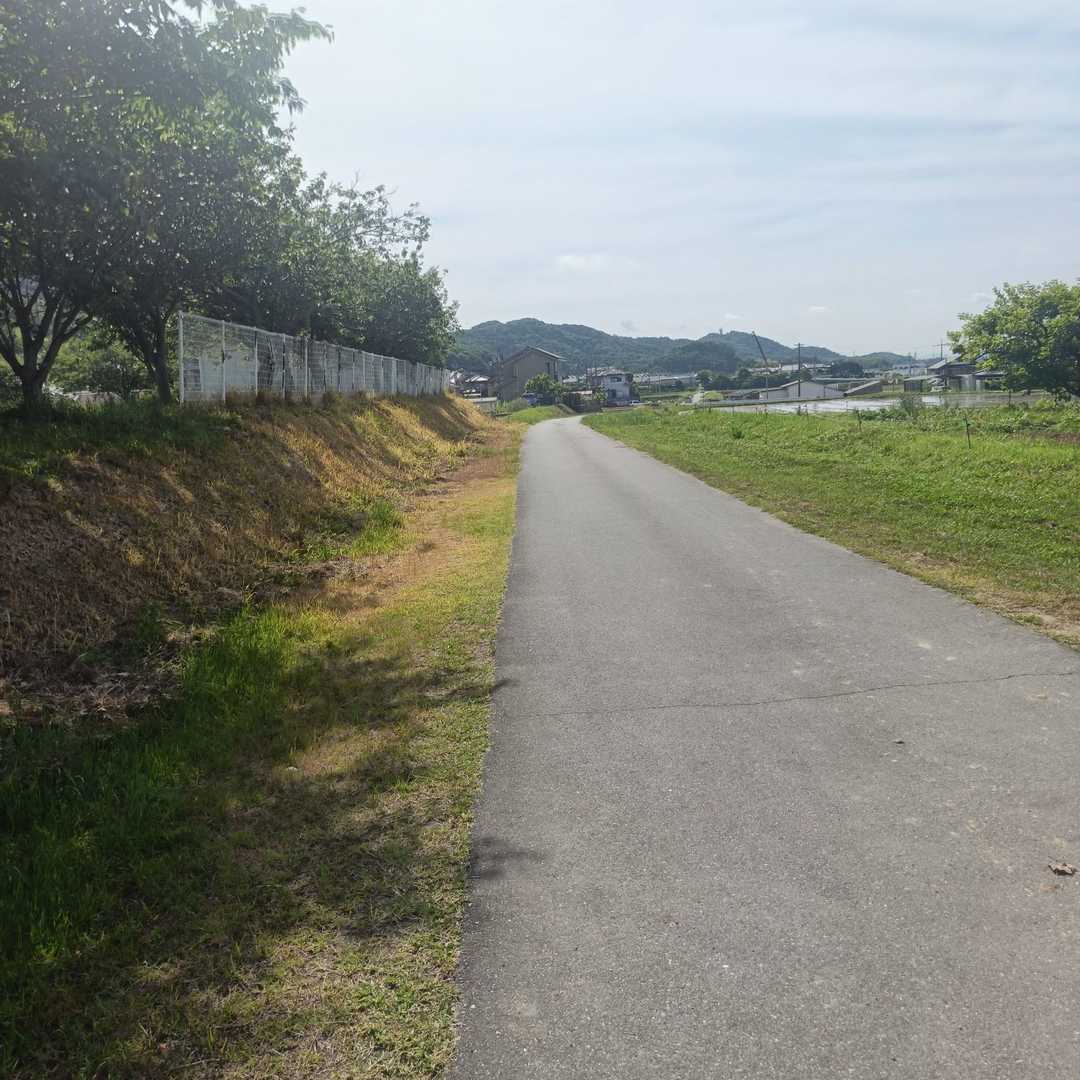 最初は道路歩きを少しして、高松山の登山口を目指します。