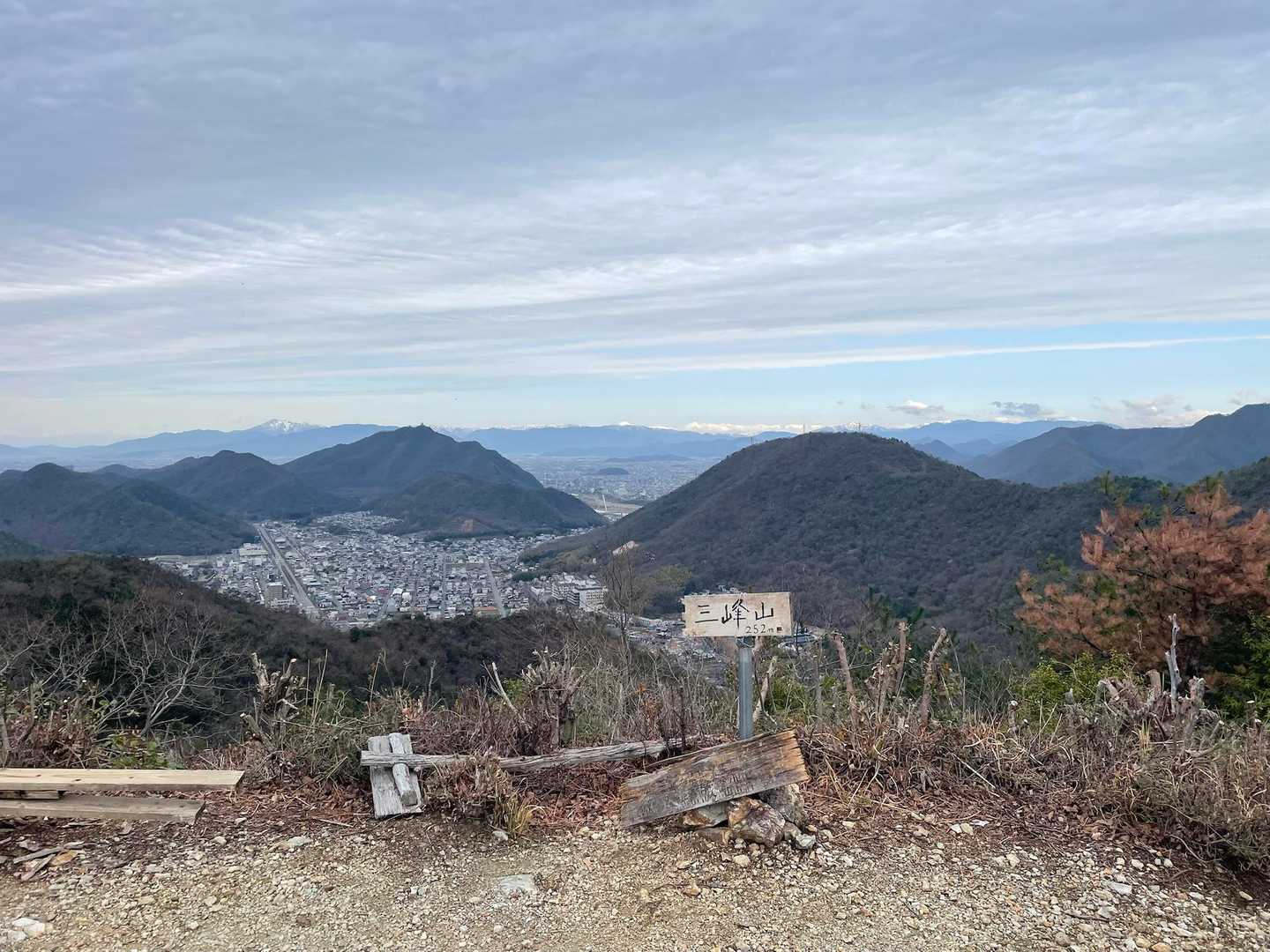三峰山
ここが1番眺望良かった
360度パノラマだったな
遠くに見えるのは伊吹山とかかな白く連なってるのはどこなんだろうか？