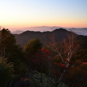 中央のピークは雁ヶ原摺山かな？