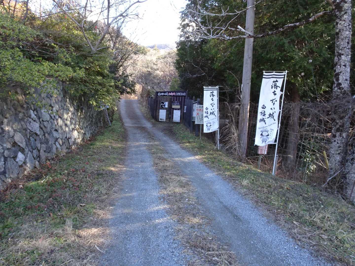この先のフェンスを開けて入ります。