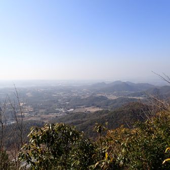 展望所からの良き眺めだが季節外れの黄砂のためか？霞んでる！