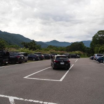 駐車場。道路アクセスはミニバンでもそれほど不安はなかった。