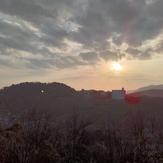 タンク岩の上から見る千光寺山。